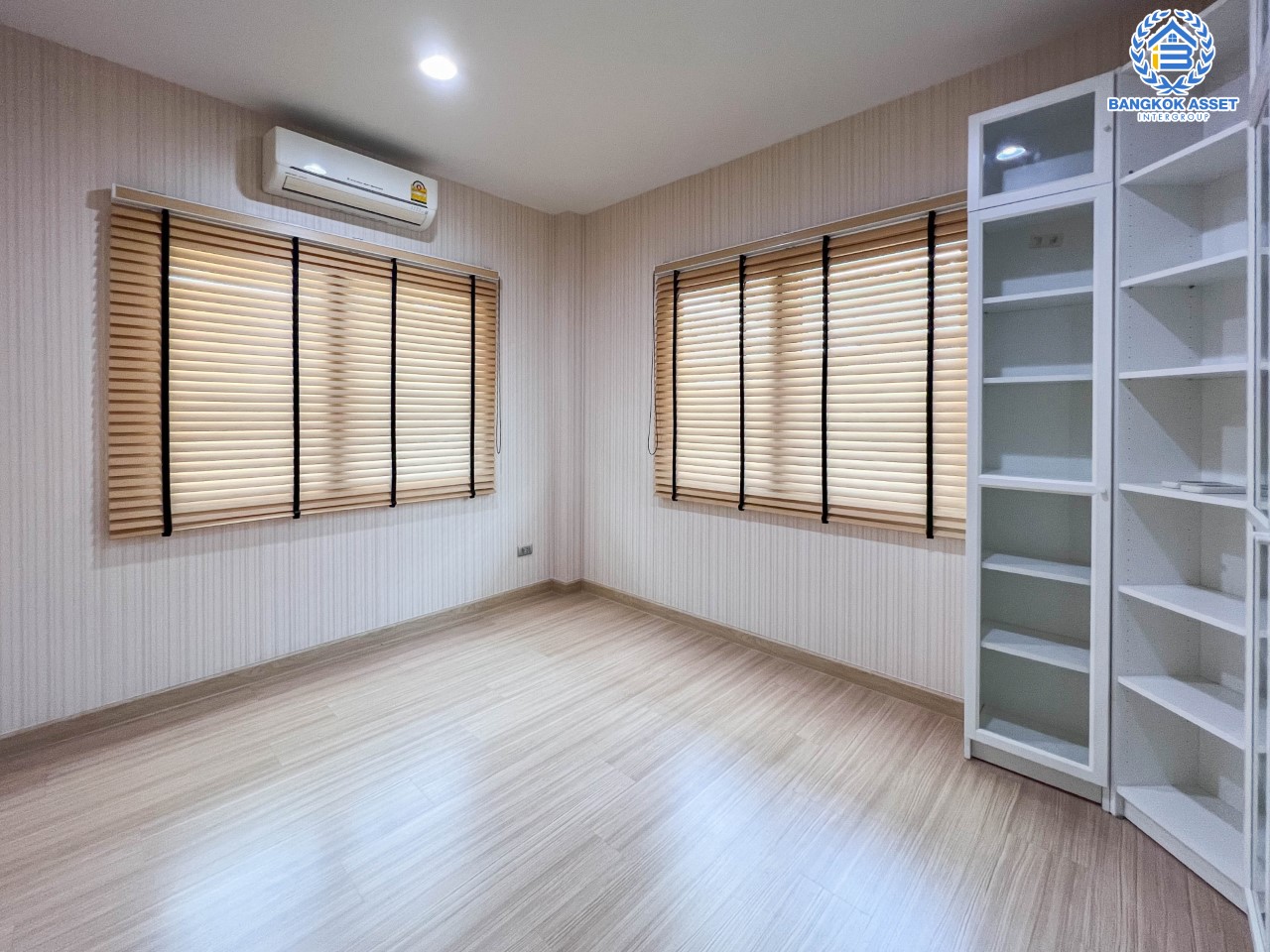 *****บ้านมือสอง ม.เพอร์เฟคเพลส รัตนาธิเบศร์ จากแบรนด์ Property Perfect เนื้อที่ 56 ตร.ว. บนโซนที่ดีที่สุด! ฟังก์ชันพร้อม 3 ห้องนอน 3 ห้องน้ำ 2 ที่จอดรถ บนที่สุดแห่งทำเลโซนเมือง เชื่อมต่อทุกการเดินทาง ใกล้เซ็นทรัลรัตนาธิเบศร์ จุดขึ้นทางด่วน "งามวงศ์วาน" และรถไฟฟ้า "สถานีไทรม้า"